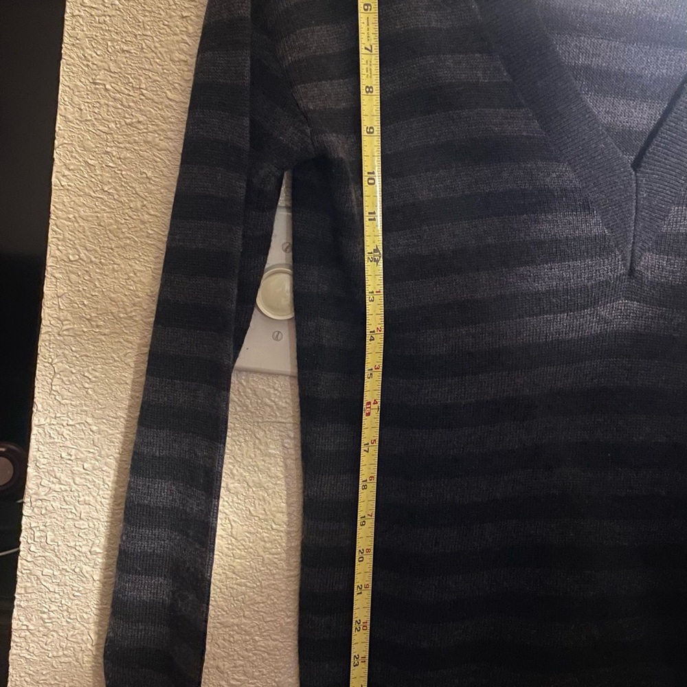 Banana Republic Extra Fine Italian Merino Black and Gray V-Neck sweater - Picture 7 of 8